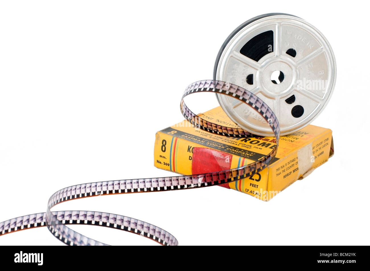 Un viejo 8mm color Kodachrome con carrete de película film uitgerolde encaramado en lo alto del cuadro amarillo original film. Foto de stock