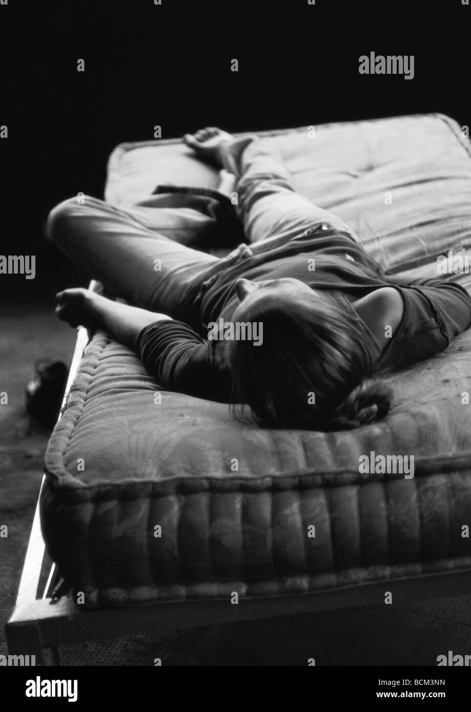 Mujer en la espalda acostado sobre un colchón desnudo Fotografía de stock -  Alamy