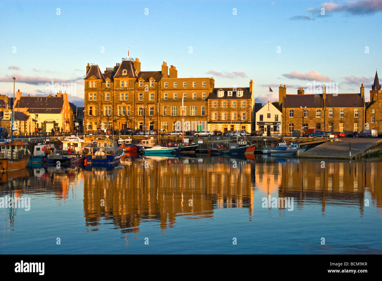Kirkwall Harbour en el continente de las Islas Orcadas en Escocia con Kirkwall Hotel a la izquierda del centro. Foto de stock