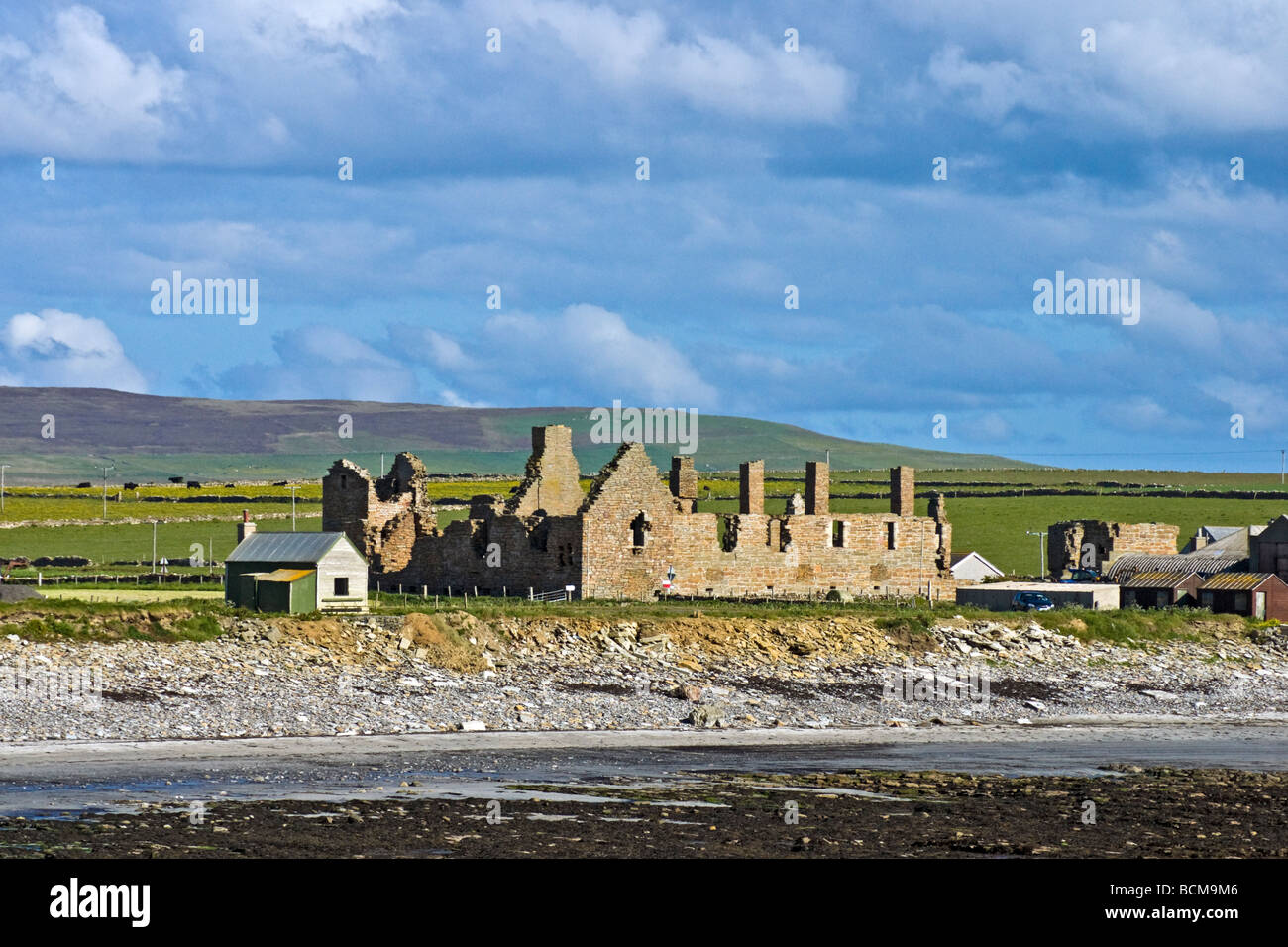 Ruina de Earl's Palace, cerca de la baronía y Birsay Bay en la isla principal de las Islas Orcadas en Escocia Foto de stock
