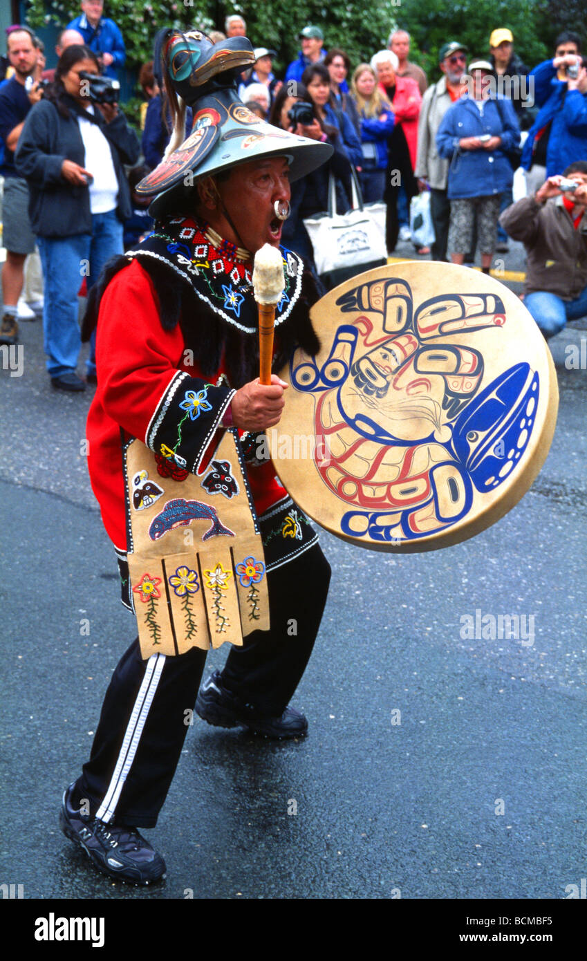 Alaska Nativo en traje tradicional en Juneau Alaska, EE.UU Fotografía