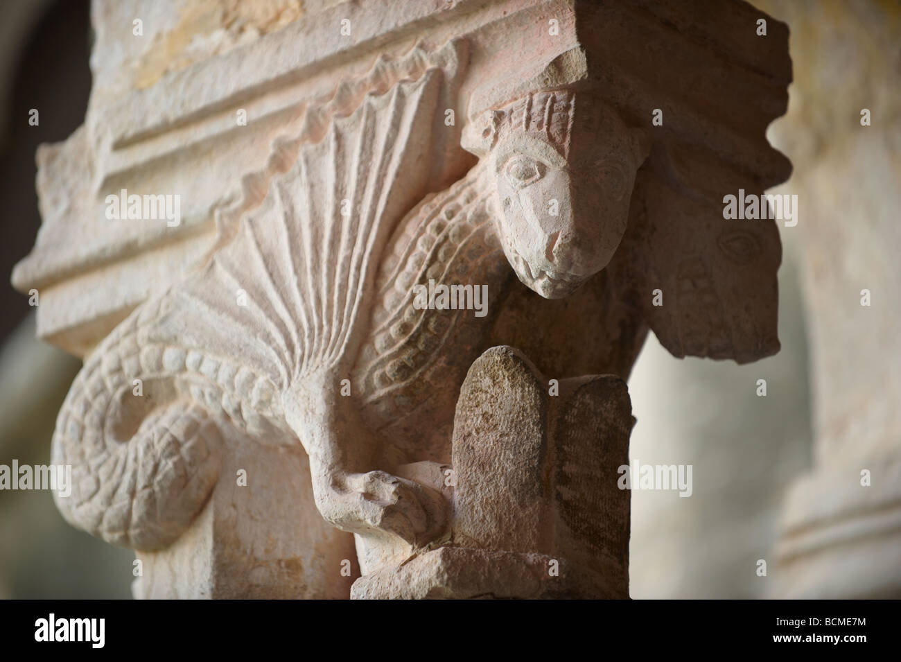 Cara esculpida adornada capiteles románicos - claustros Monatery Franciscana - Dubrovnik Foto de stock