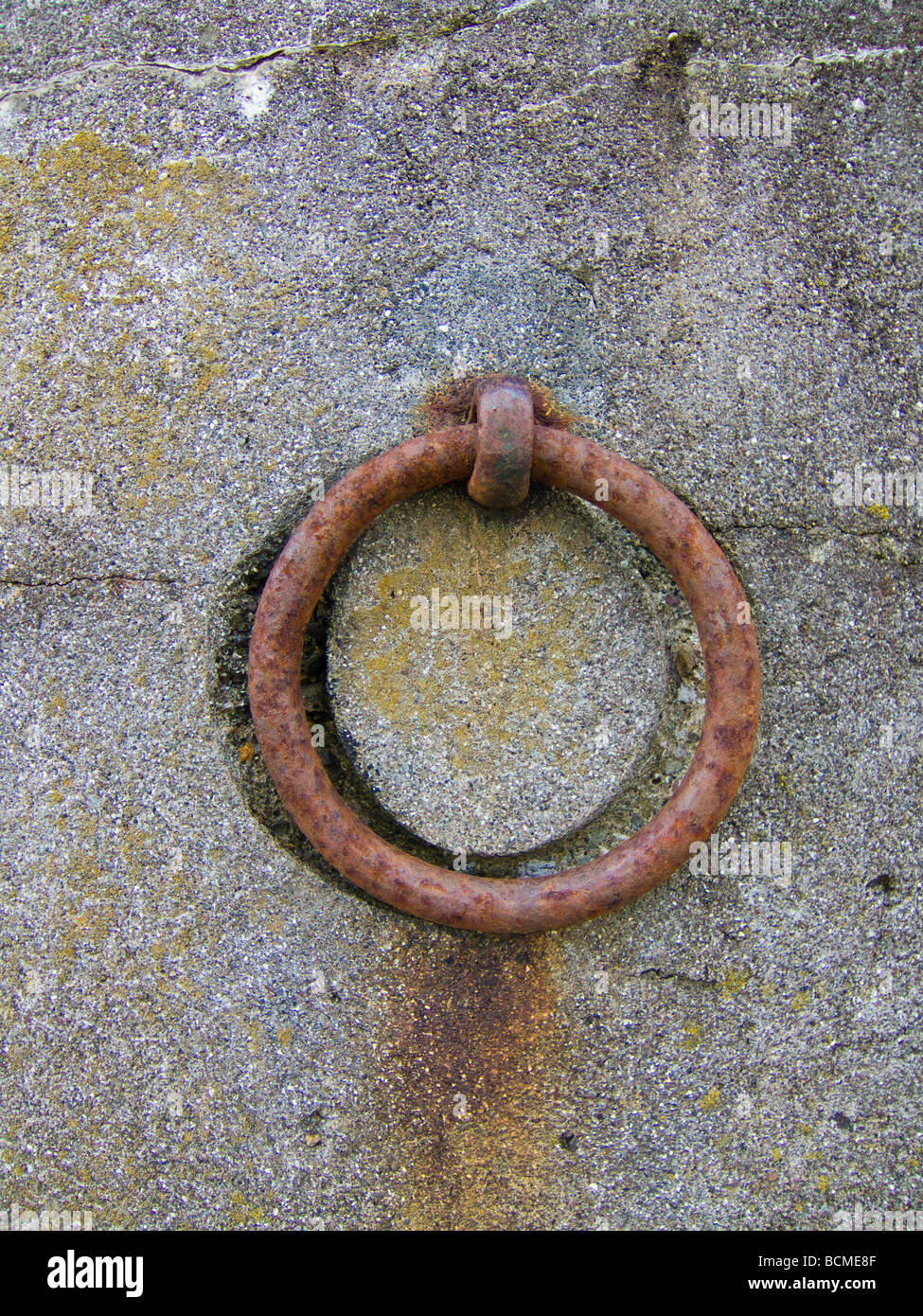 Anillo de amarre de hierro oxidado en una pared del puerto Fotografía de  stock - Alamy