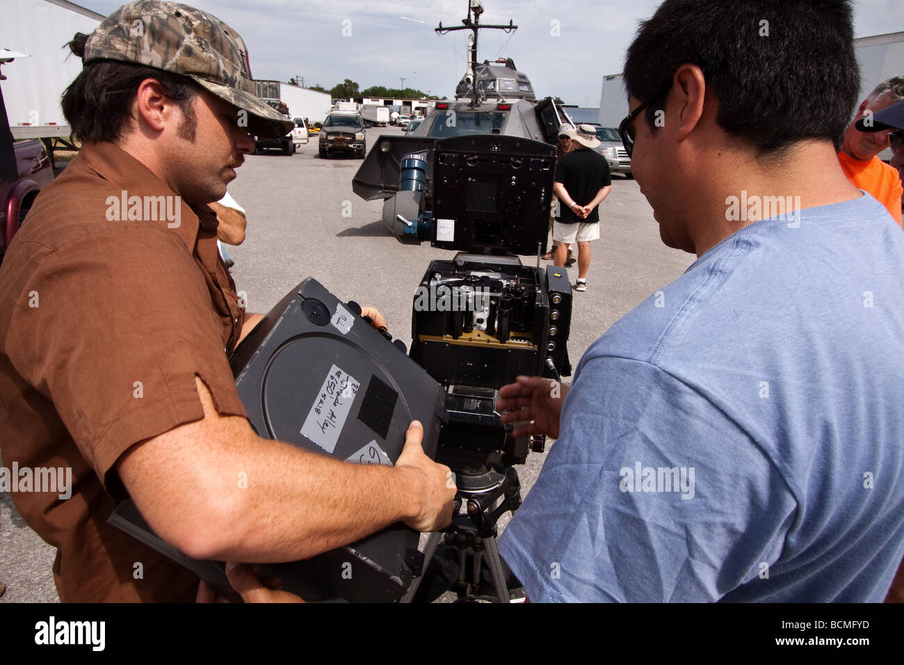 Sean Casey s equipo IMAX cargas en un cine IMAX cámara durante el proyecto  Vortex 2 Fotografía de stock - Alamy