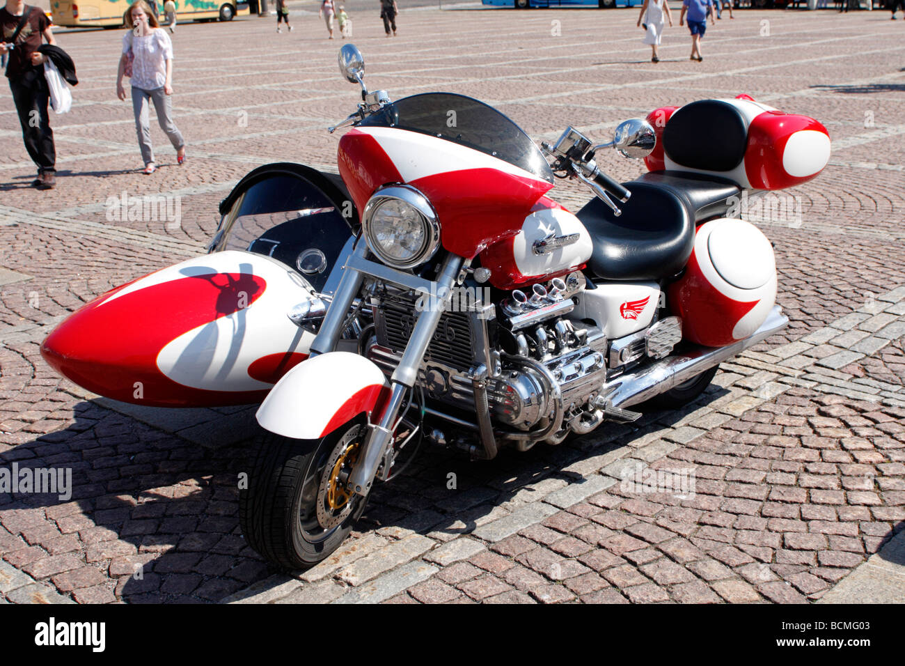 Honda Valkyrie con sidecar, estacionado en la Plaza del Senado en Helsinki, Finlandia Foto de stock