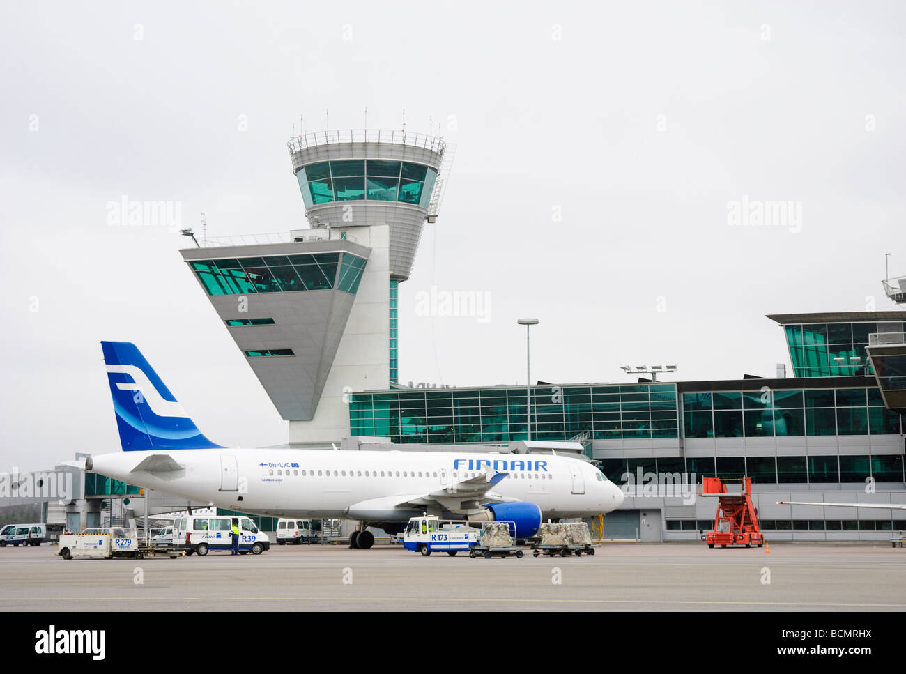 Torre de Control y el terminal 2 del aeropuerto de Helsinki Vantaa Intermational airside. Foto de stock