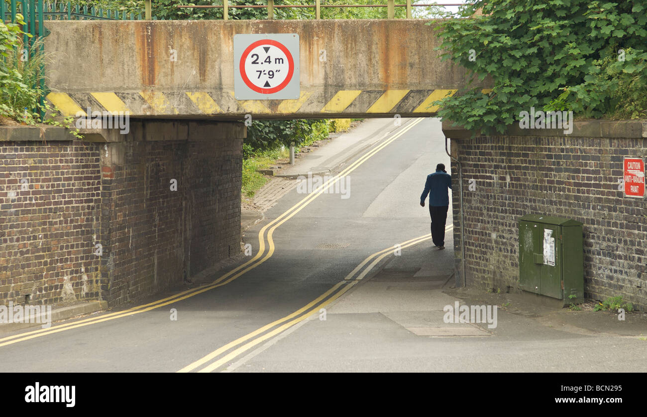 Las restricciones que se aplican a la altura del vehículo bajo el puente en el centro de la ciudad de Chorley Foto de stock