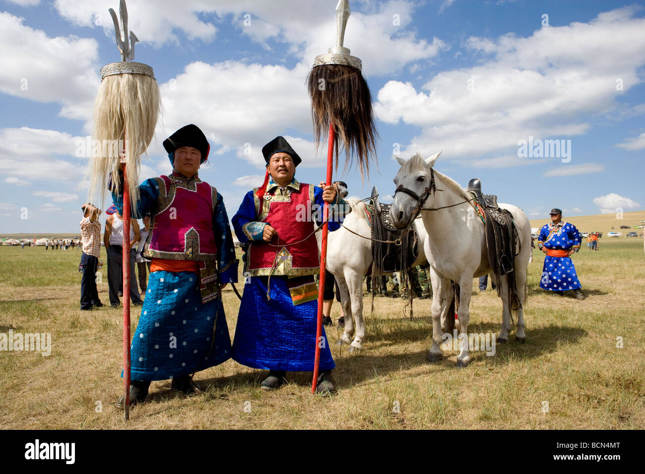 Mongolian vistiendo elaborados trajes durante el Naadam, Xilin Gol Liga,  Mongolia Interior, China Fotografía de stock - Alamy