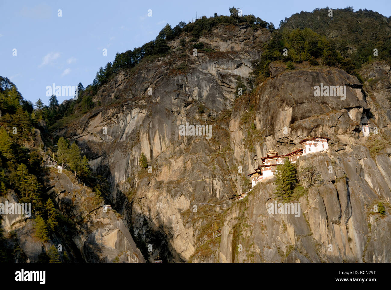 Paro Taktsang Goemba, monasterio, conocido como los Tigres Nido es colgadas precariamente a medio camino de una montaña acantilado. Foto de stock