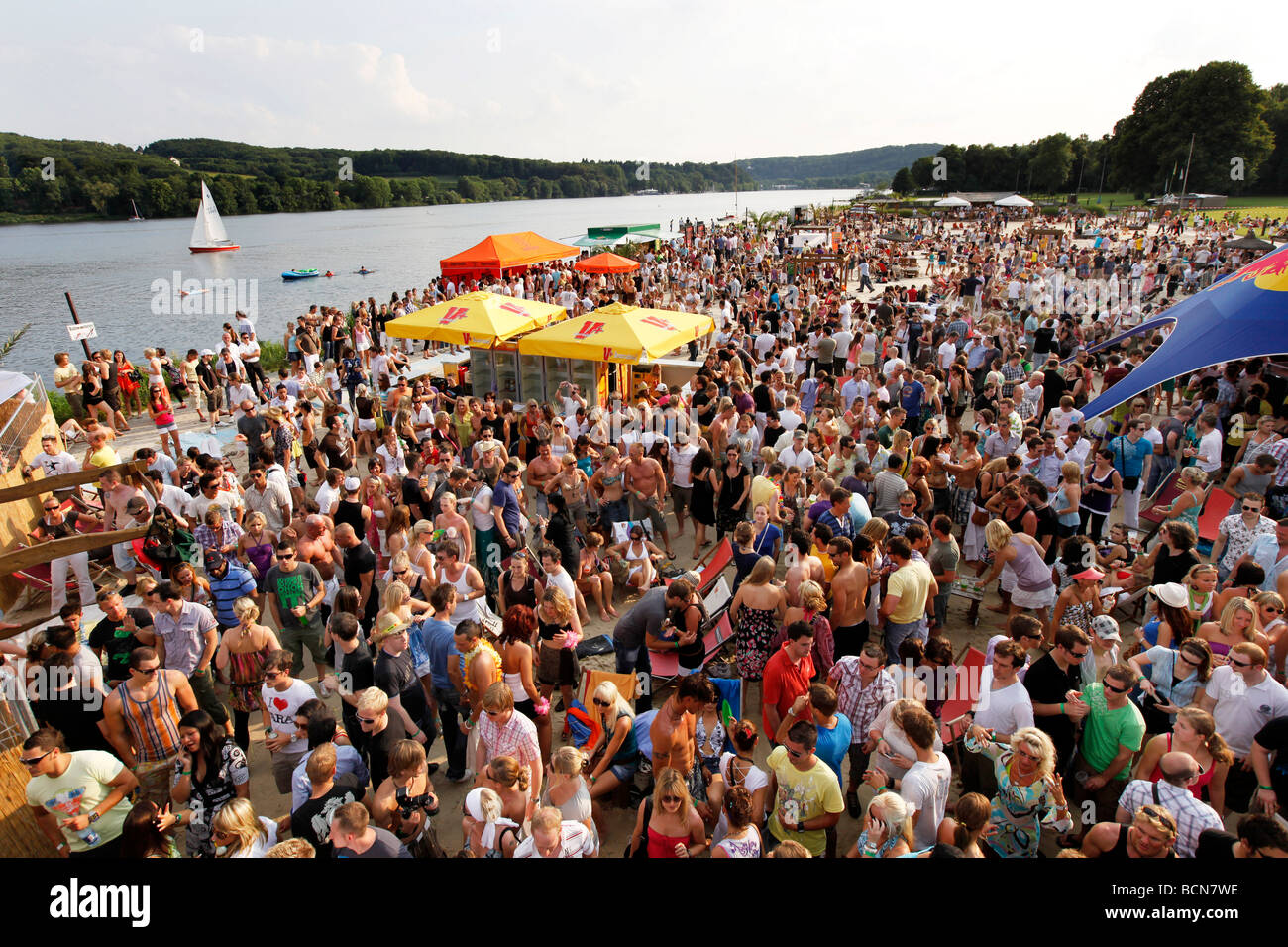 aire-libre-de-sundance-festival-de-musica-house-y-techno-en-el-lago-baldeneysee-essen-alemania-bcn7we.jpg