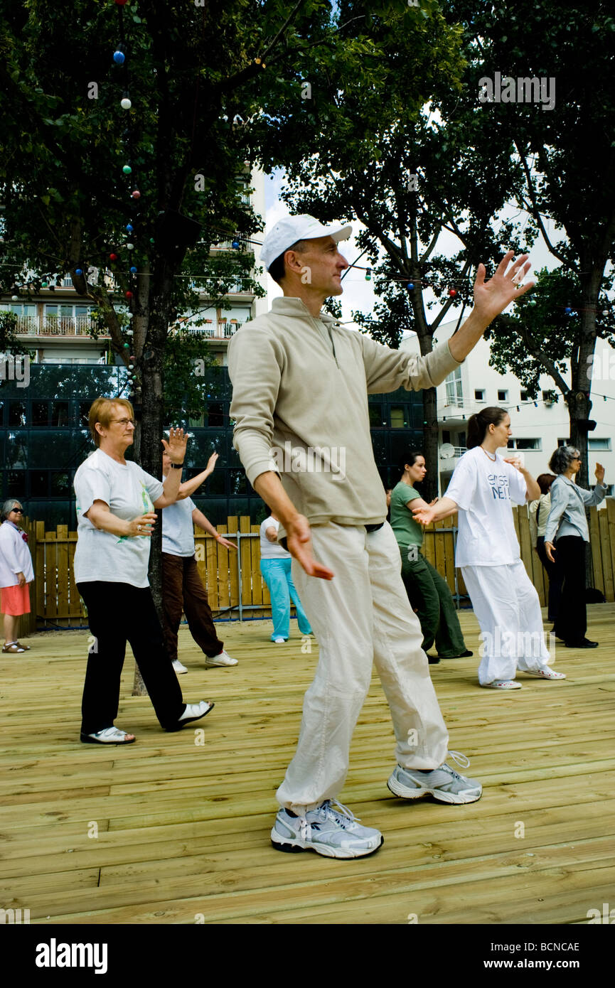 Paris, Francia, adultos mayores practicando el ejercicio chino 'Tai Chi' en el evento público 'Paris Plages', personas mayores, jubilados diversión, francés Foto de stock