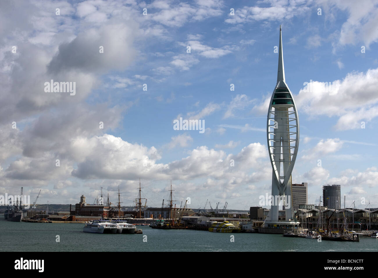 El emblemático edificio, Torre Spinnaker, con las grúas del astillero naval de Portsmouth detrás Foto de stock