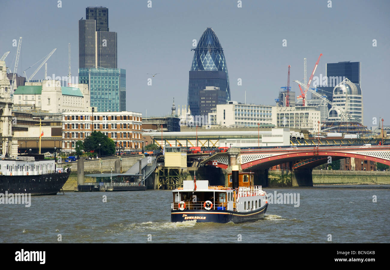El horizonte de la ciudad de Londres, el centro financiero del Reino Unido visto desde el río. Foto de stock