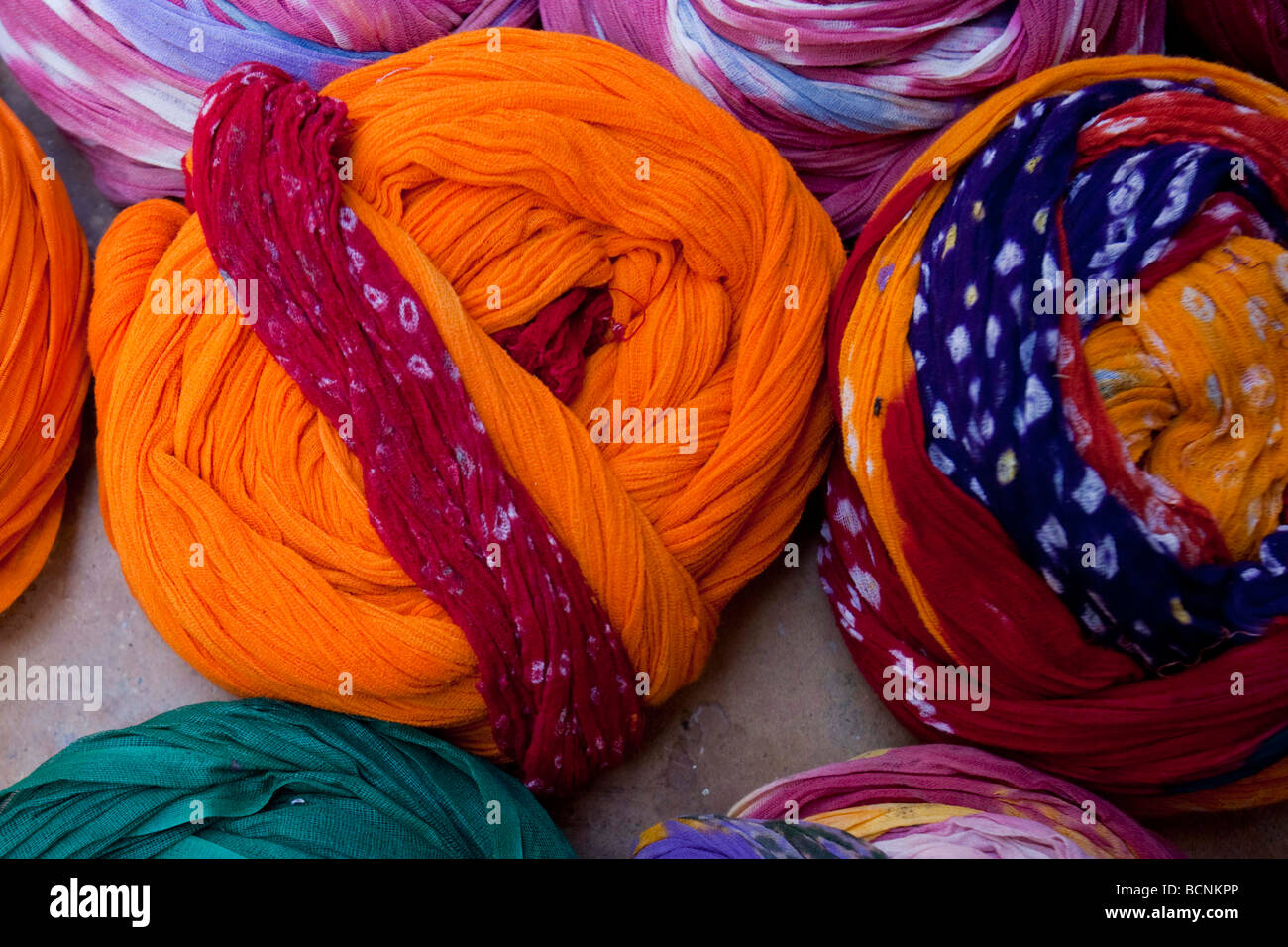 Tienda de venta de turbantes de colores Rajastahn Jaisalmer India Foto de stock