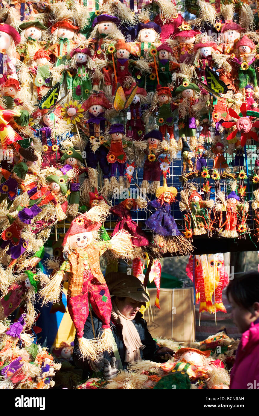 Un puesto de venta de juguetes espantapájaros durante el Festival de Primavera Ditan Templo Justo, Beijing, China Foto de stock