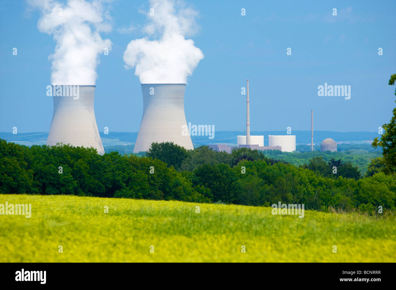 La planta de energía nuclear de Gundremmingen en Baviera, Alemania. 2 activo reactores BWR. Kernkraftwerk Gundremmingen, Bayern, Deutschland. Foto de stock