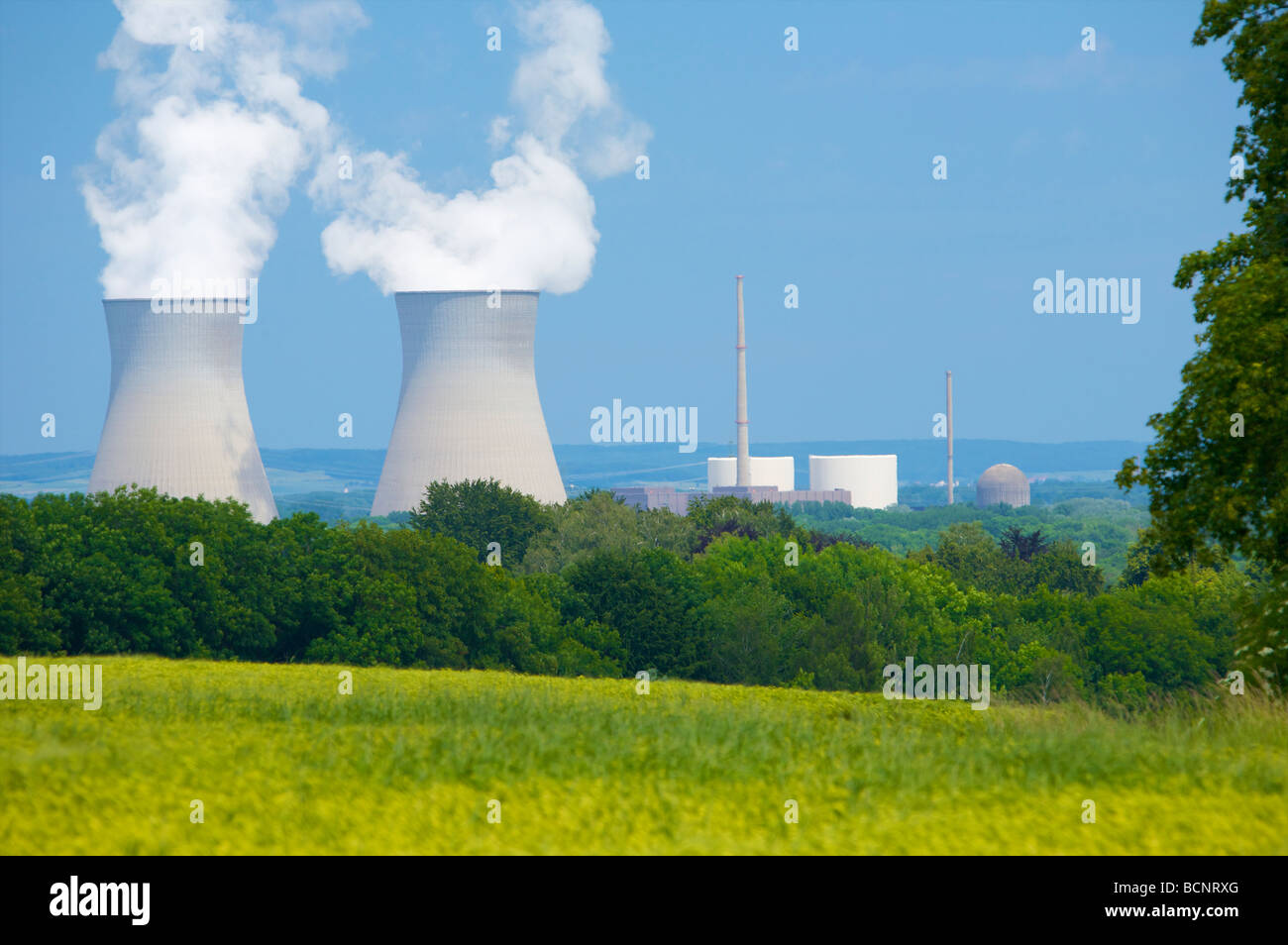 La planta de energía nuclear de Gundremmingen en Baviera, Alemania. 2 activo reactores BWR. Kernkraftwerk Gundremmingen, Bayern, Deutschland. Foto de stock
