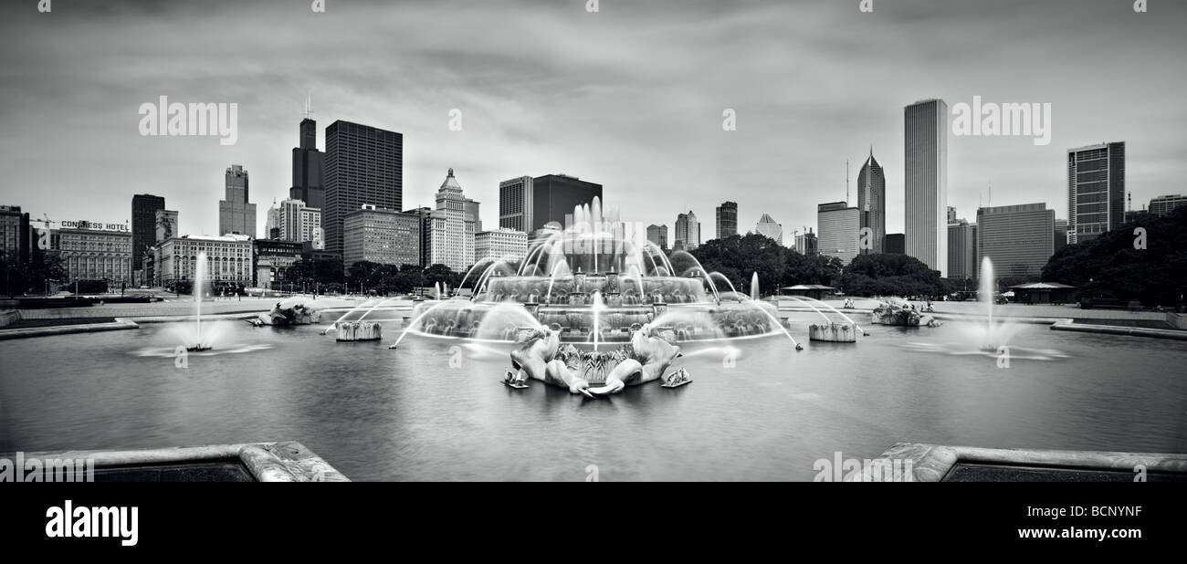Buckingham Fountain en Grant Park con vistas al horizonte de Chicago Foto de stock