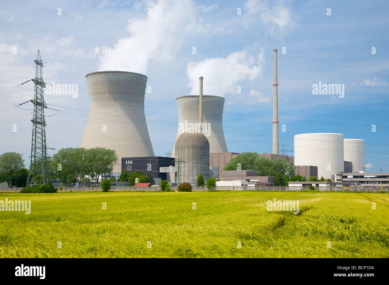 La planta de energía nuclear de Gundremmingen en Baviera, Alemania. 2 activo reactores BWR. Kernkraftwerk Gundremmingen, Bayern, Deutschland. Foto de stock