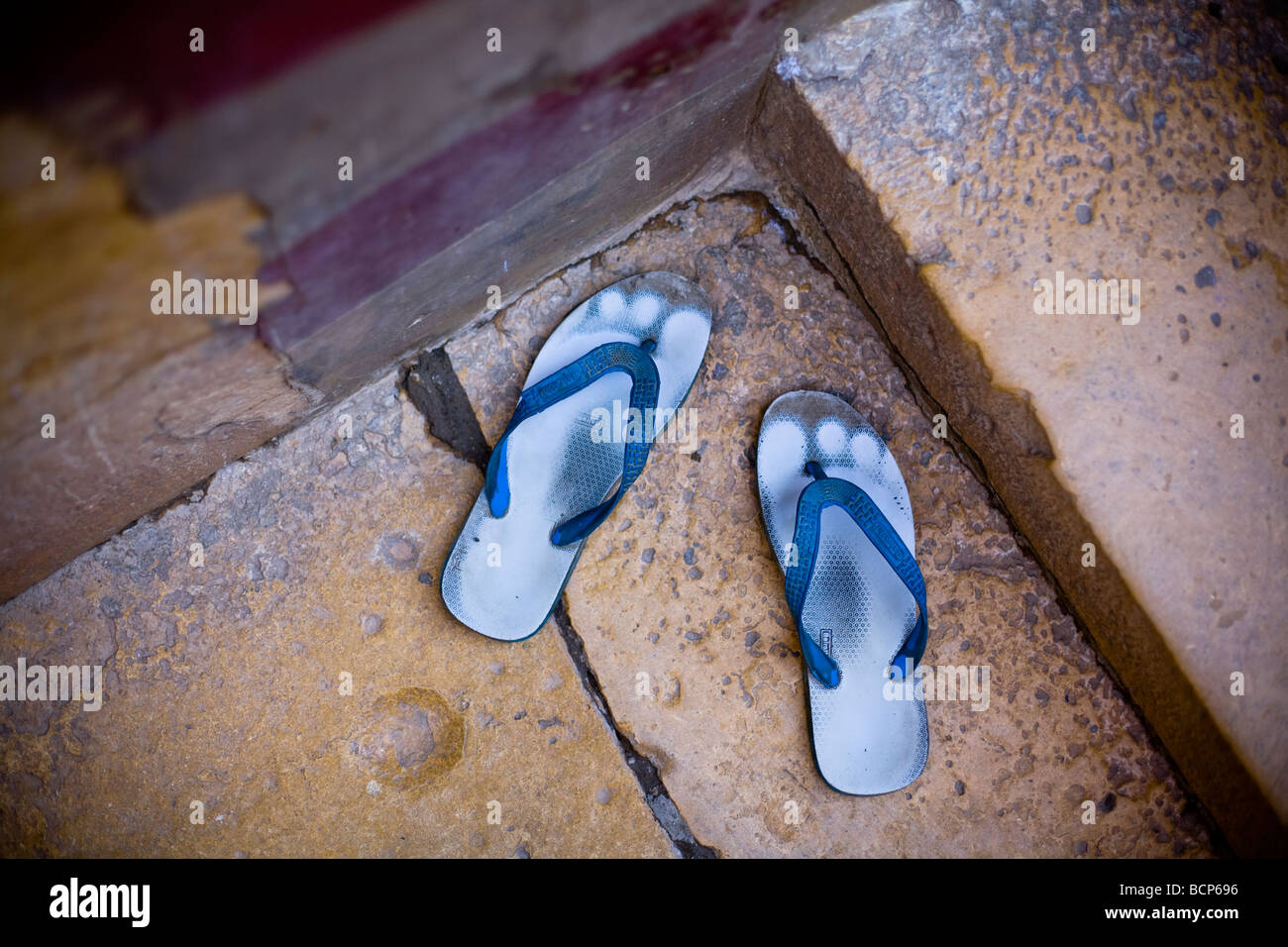 Sandalias gastadas fotografías e imágenes de alta resolución - Alamy