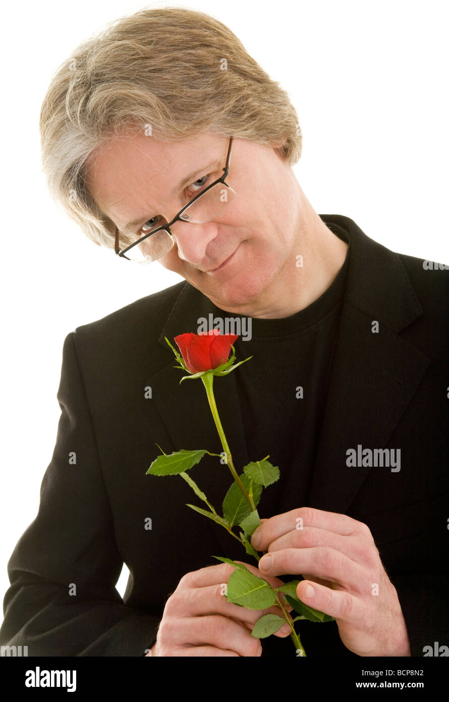 Mann hält zärtlich eine rote Rose in der mano Foto de stock
