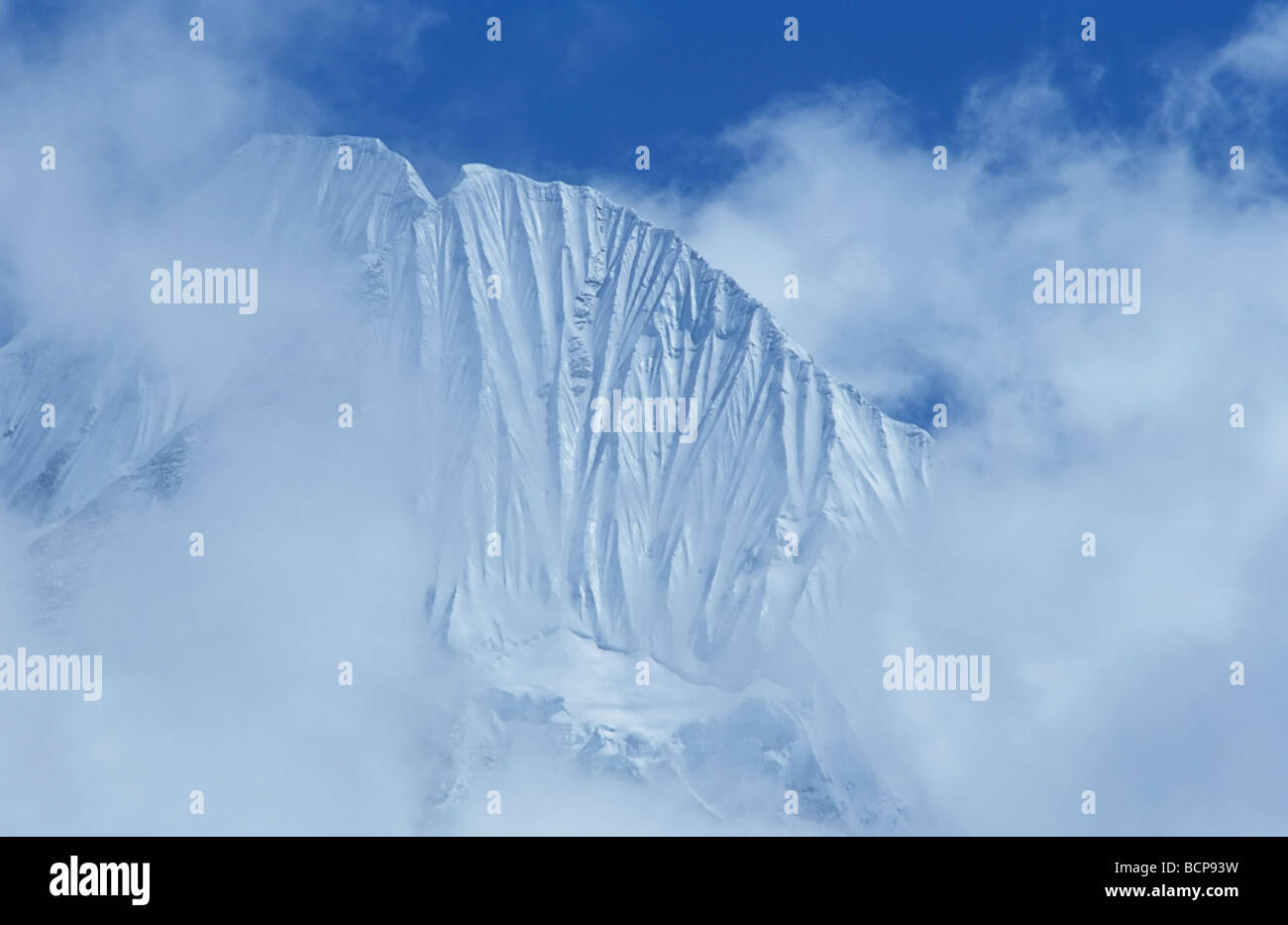 La nieve cubrió la Montaña overcasted Rolwalingtal nepal asia chkigo Foto de stock