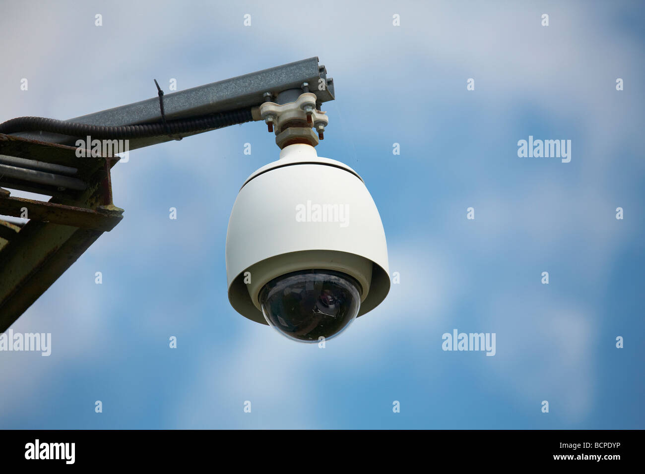 Cámara CCTV domo el azul Fotografía de stock -