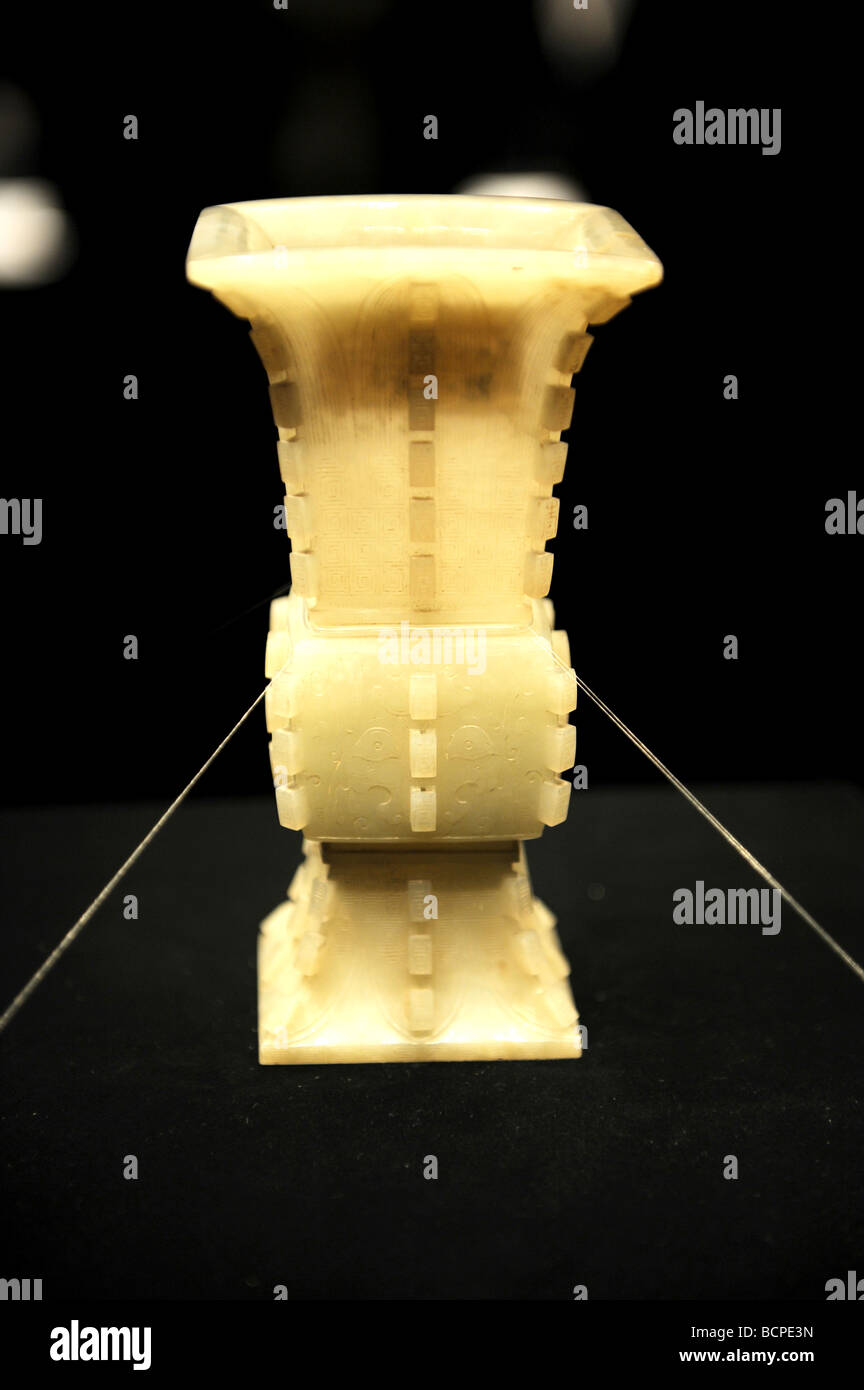 Jade réplica de bronce utensilio ceremonial, Museo de la capital, Pekín, China Foto de stock