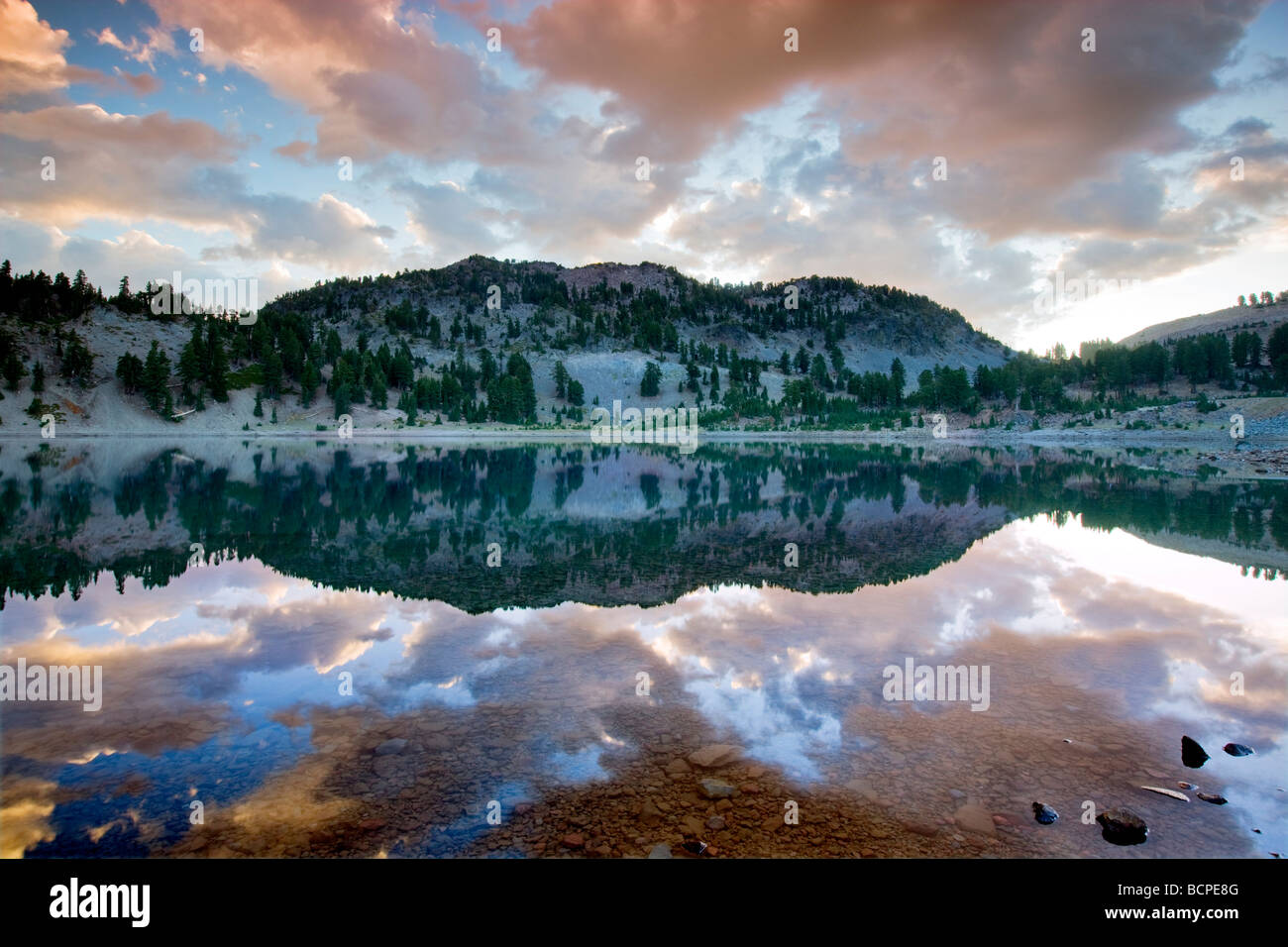 Amanecer reflejado en el lago Helen Lassen Volcanic National Park California Foto de stock