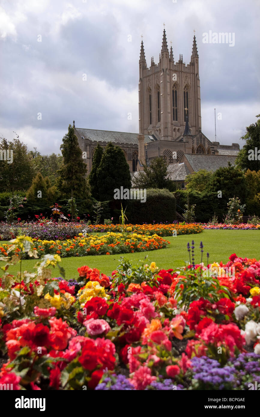 Esta imagen muestra la Catedral de Bury St Edmunds y los jardines de la Abadía Foto de stock