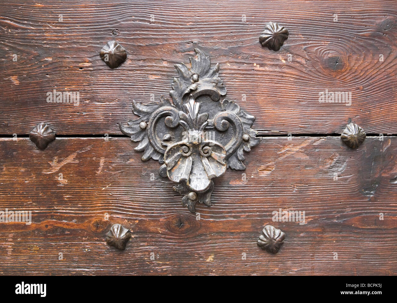 Plancha de metal grabados y espárragos en la madera de una casa en la ciudad vieja de Salzburgo Austria Foto de stock
