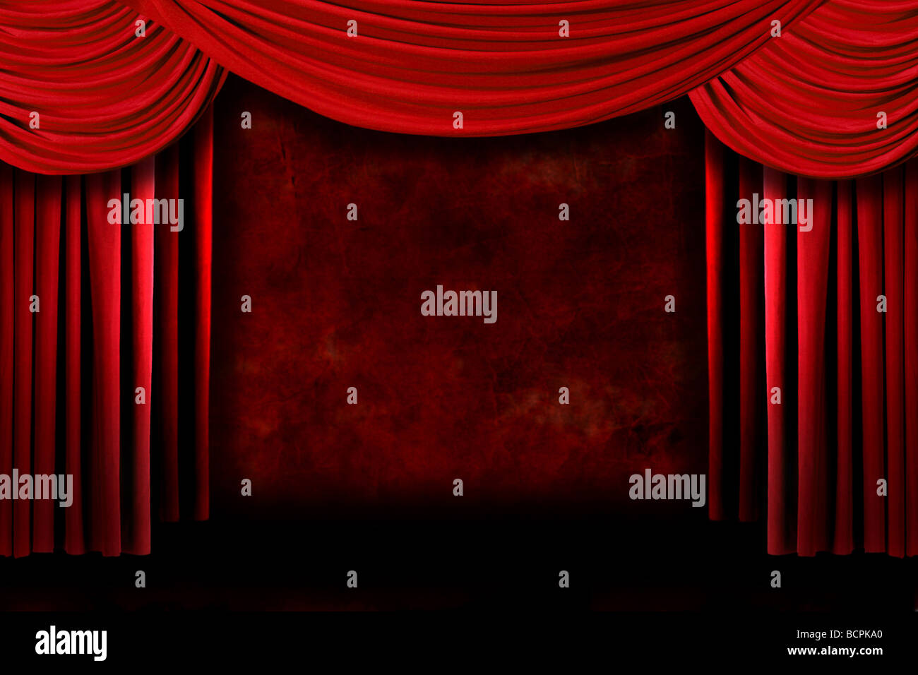 Grunge Teatro Drape cortinas contra un fondo oscuro Foto de stock