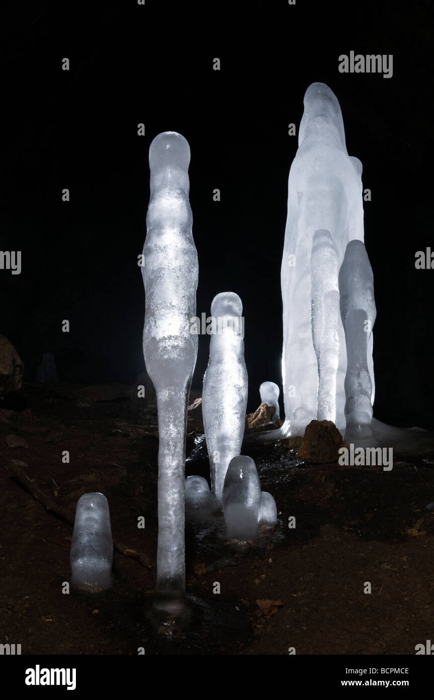 Estalagmitas en la cueva de hielo durante el invierno, Oberpfalz, Baviera, Alemania Foto de stock