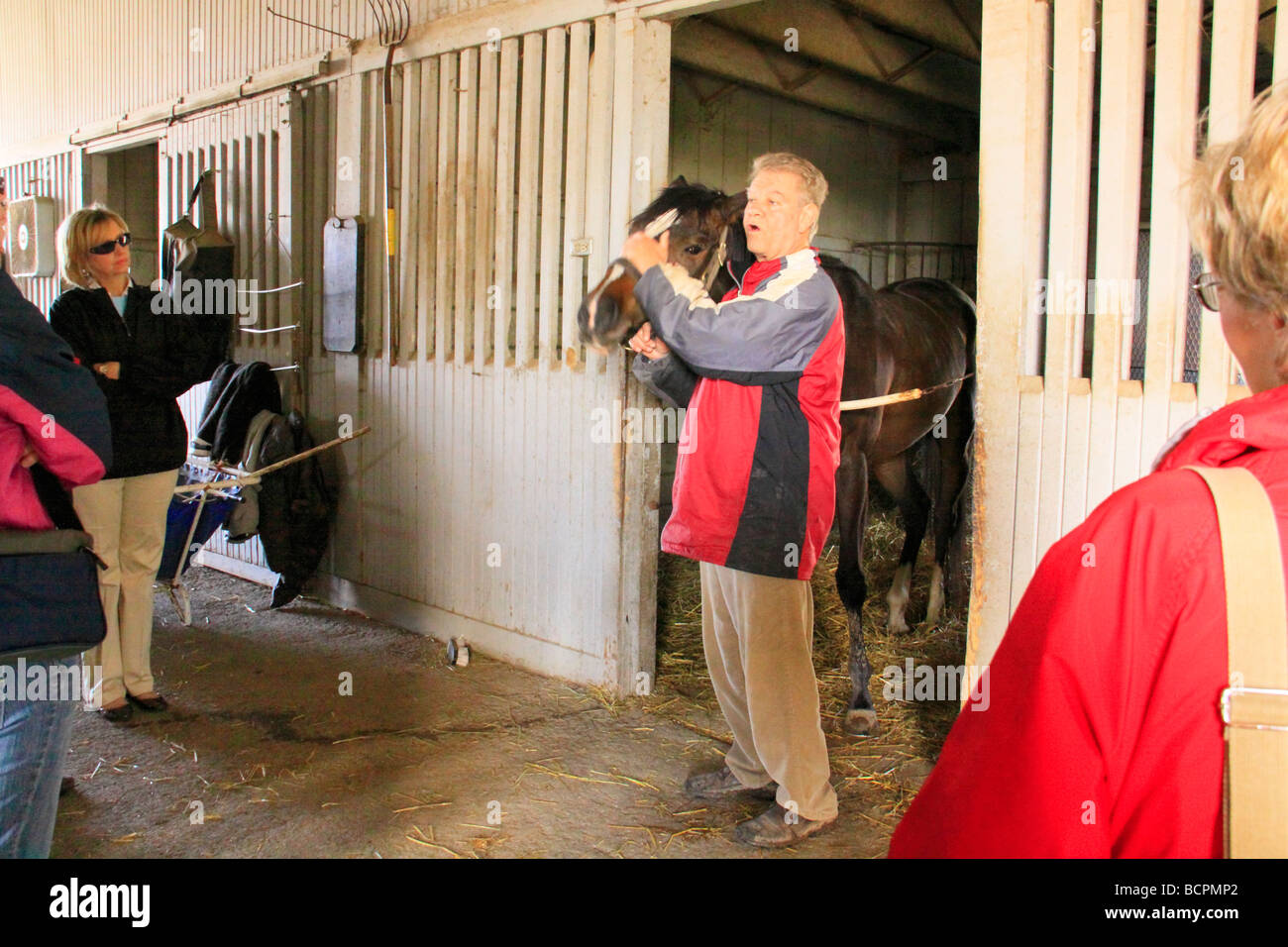 Propietario de caballos trainer conversaciones con turistas el Thoroughbred Center Lexington Kentucky Foto de stock
