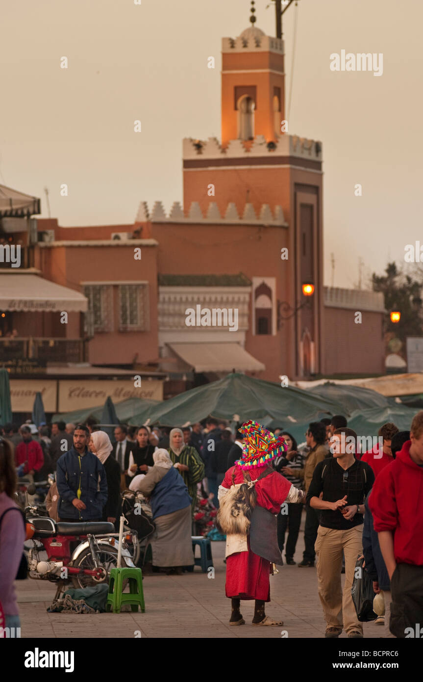 Escena en el mercado de Djemaa el Fna, Marrakech, Marruecos Foto de stock
