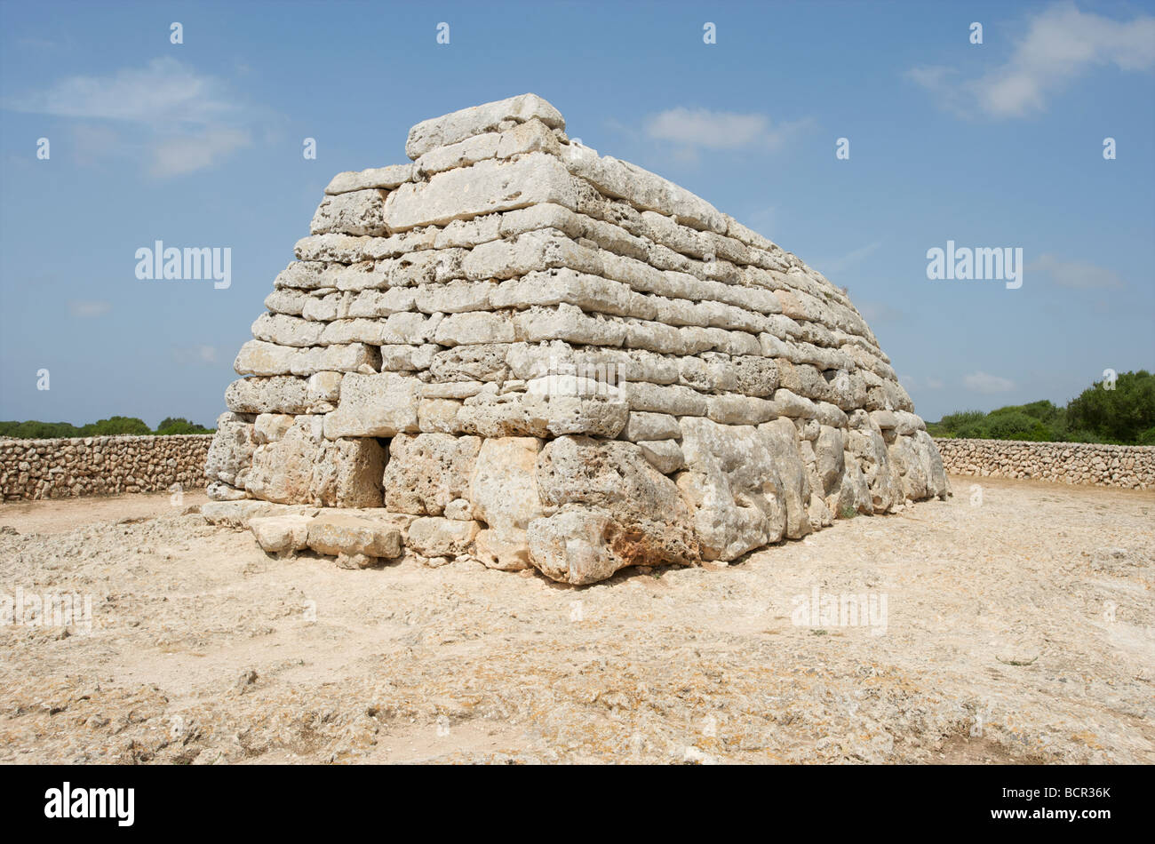 Cámara funeraria de la edad de bronce prehistórica Naveta des Tudons en la isla balear de Menorca Foto de stock