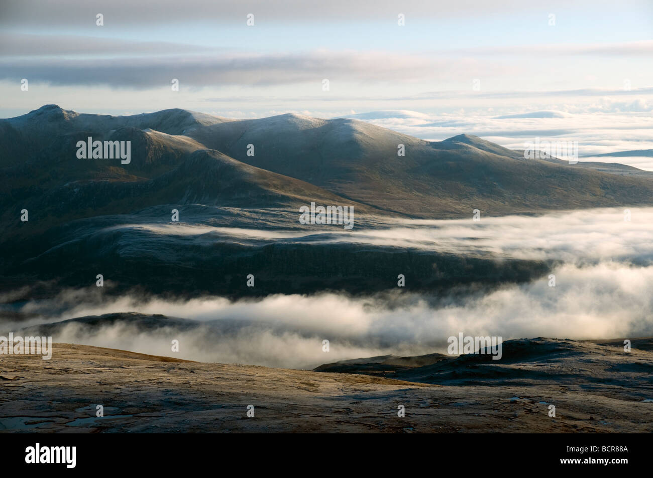 Ben leales elevarse por encima de las nubes bajas y de niebla. Desde Ben Esperanza, Sutherland, Scotland, Reino Unido Foto de stock