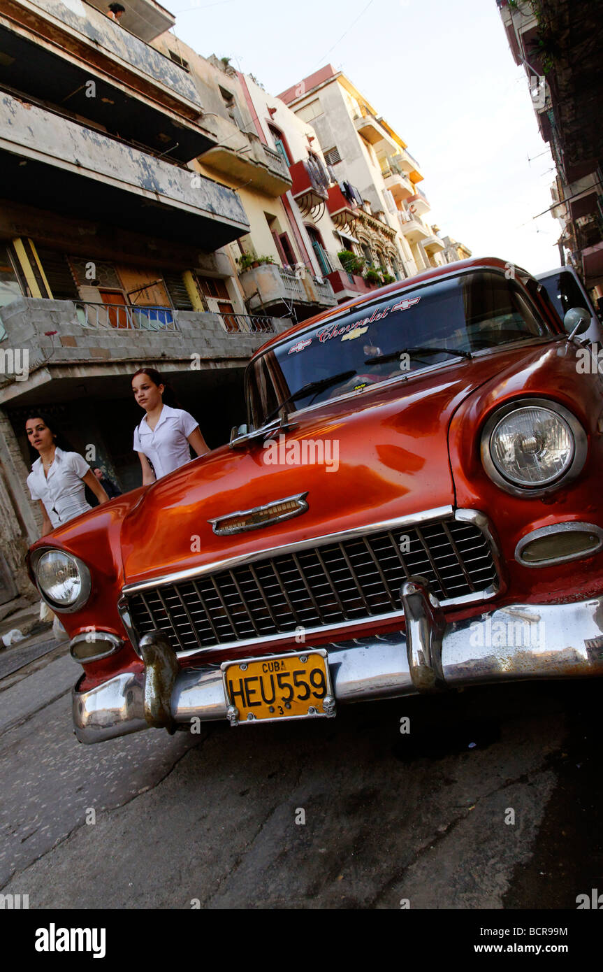 Chevy vieja escena callejera, La Habana, Cuba Foto de stock