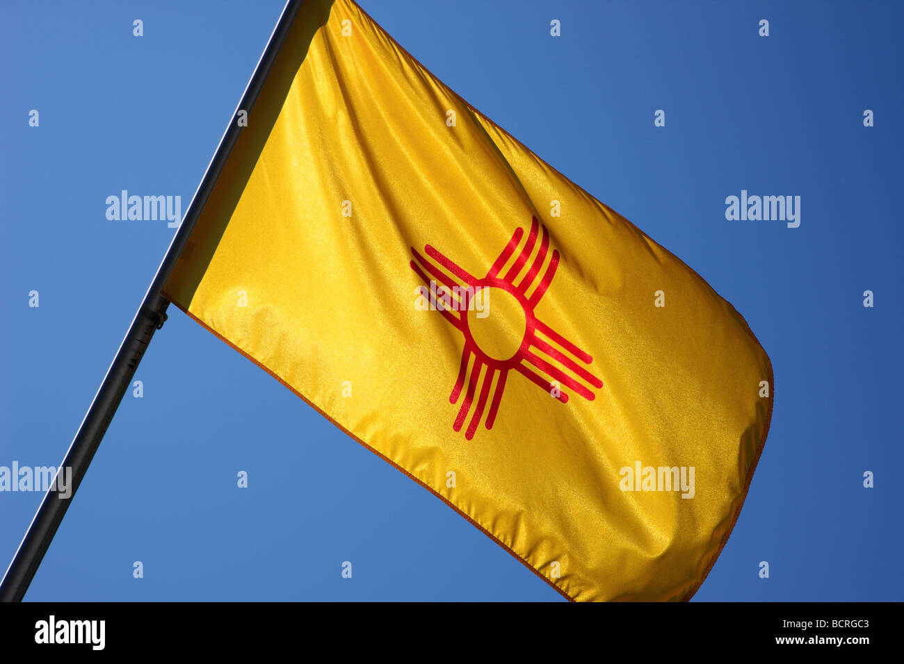 La bandera estatal de Nuevo México Foto de stock