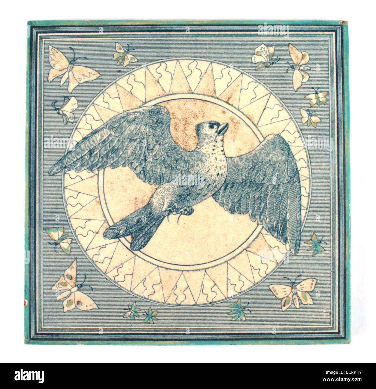 Movimiento estético Maw & Co. mosaico decorado con un pájaro volando en el sol con mariposas a la frontera, circa 1880 Foto de stock
