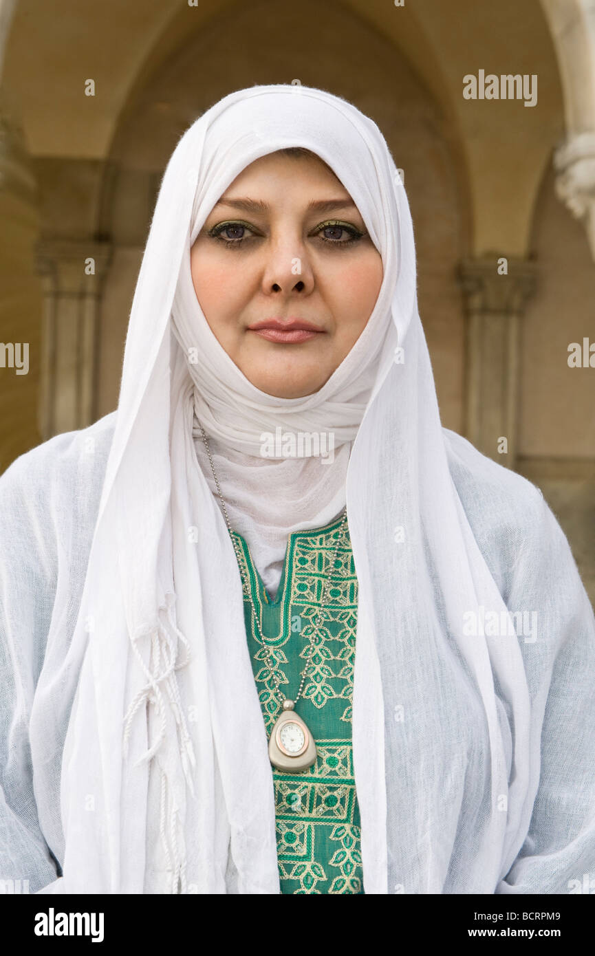 Traditional dress of iran fotografías e imágenes de alta resolución - Alamy