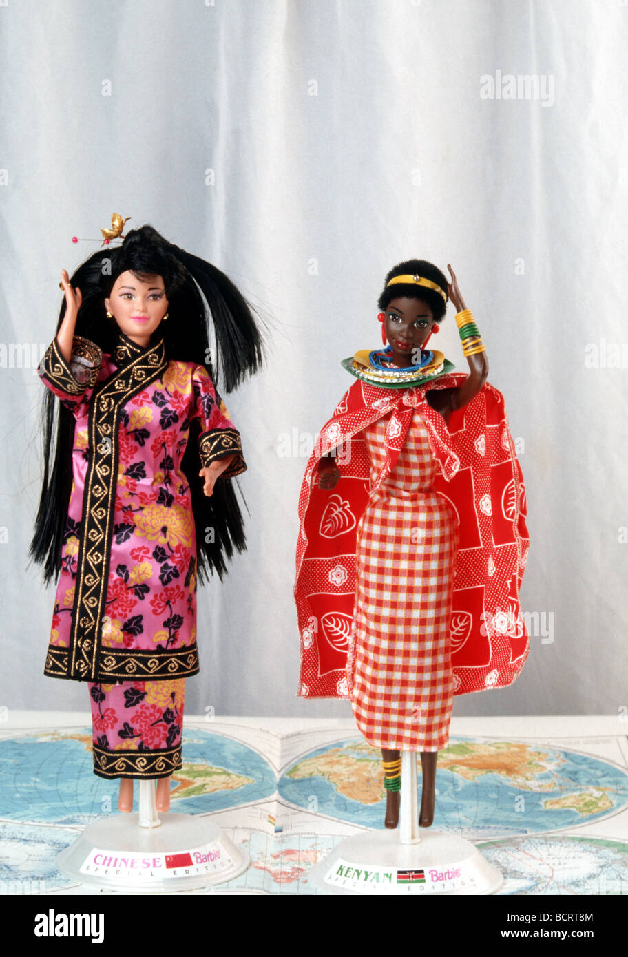 País o internacional Barbies muñecas Barbie: uno asiático muñeca Barbie y  una muñeca Barbie africana, cuerpo completo packshot Fotografía de stock -  Alamy