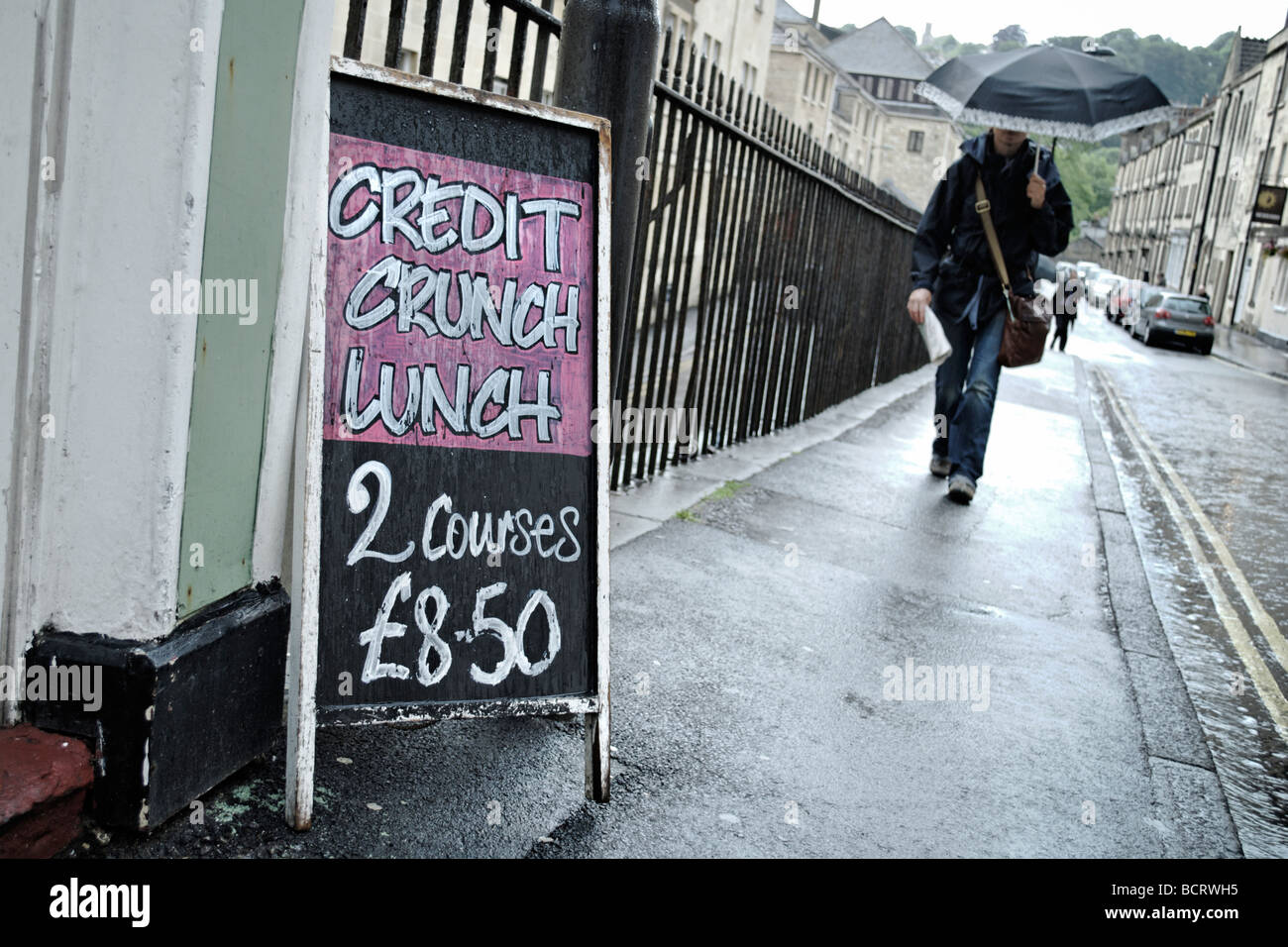 Credit crunch almuerzo firmar fuera de restaurante en el baño al sur oeste de Inglaterra Foto de stock