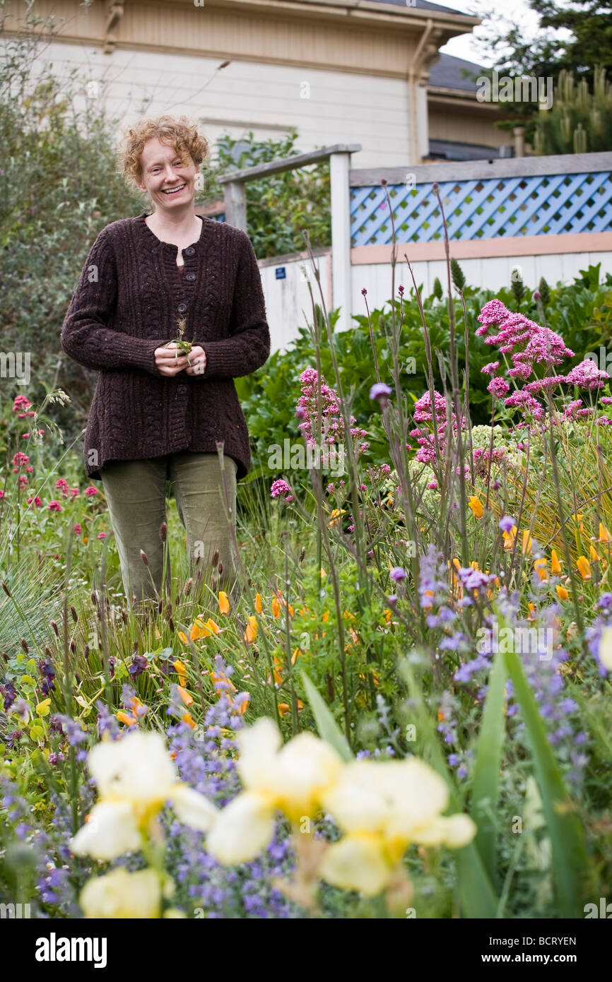 Amy Stewart en su patio delantero jardín Eureka California Foto de stock