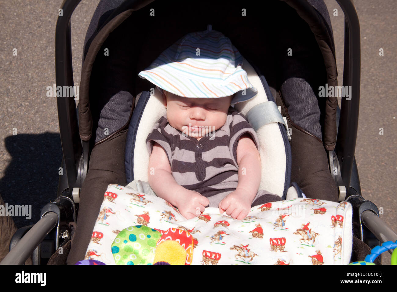 Cochecito de niño recién nacido fotografías e imágenes de alta resolución -  Alamy