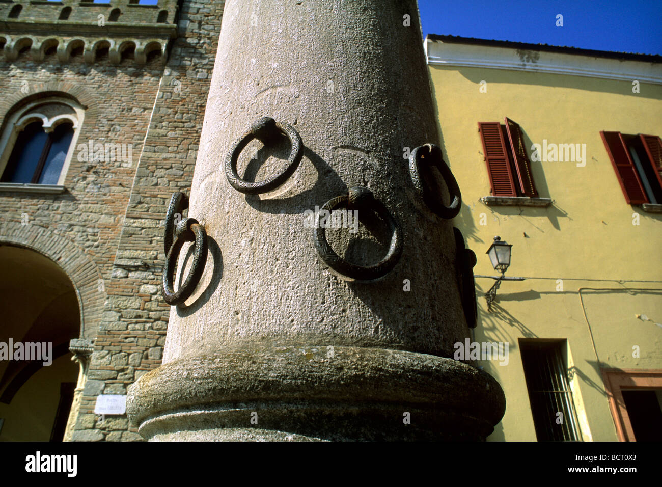 Los anillos columna de Bertinoro Forlì Italia Foto de stock