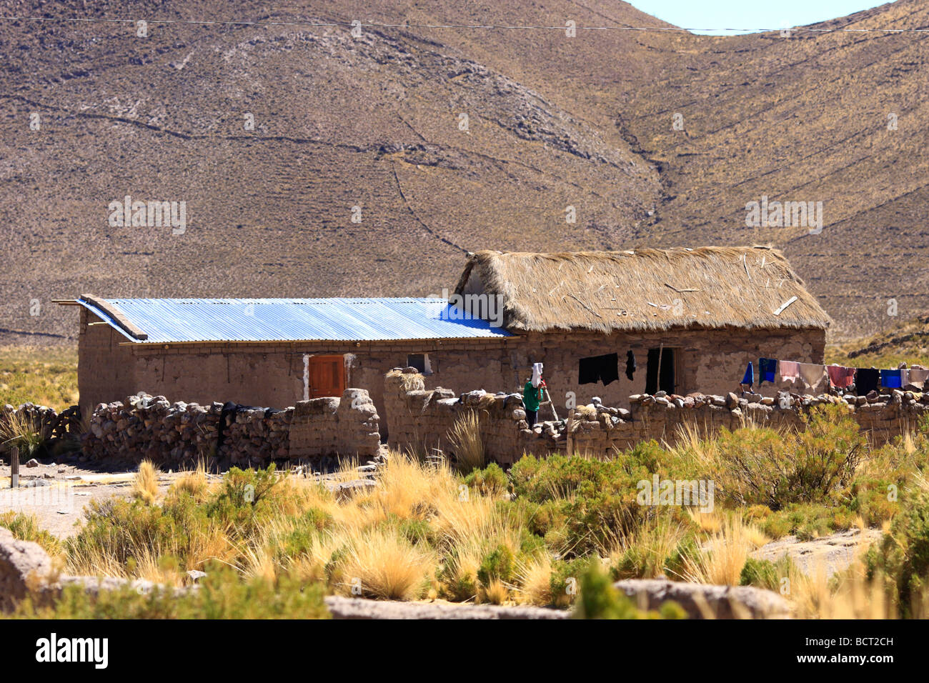 Casa rural en la aldea de Acaya en Bolivia al norte de Salinas de Garci Mendoza Foto de stock