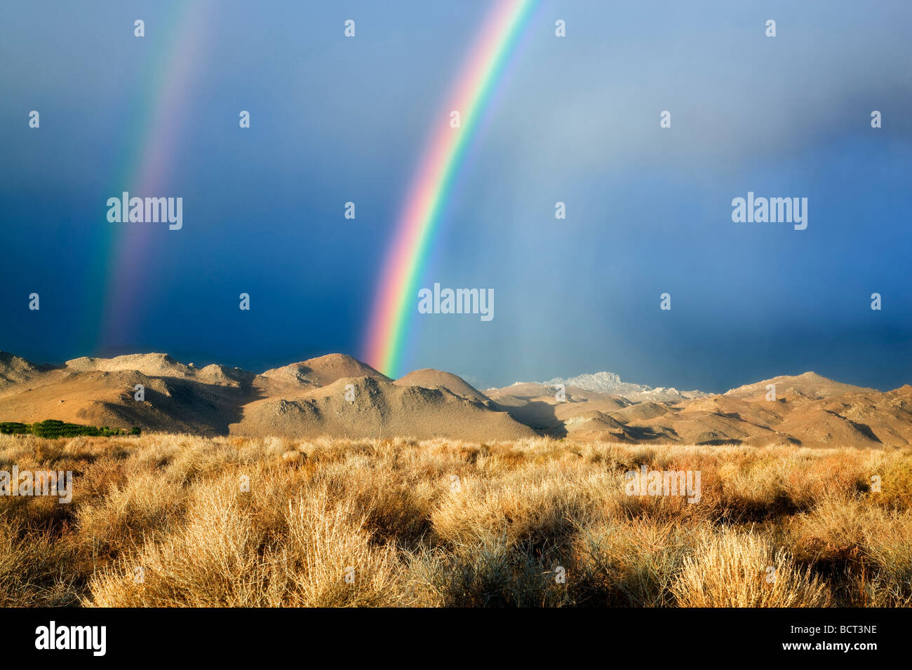 Doble arco iris sobre la Sierra Oriental cerca de Bishop California Foto de stock