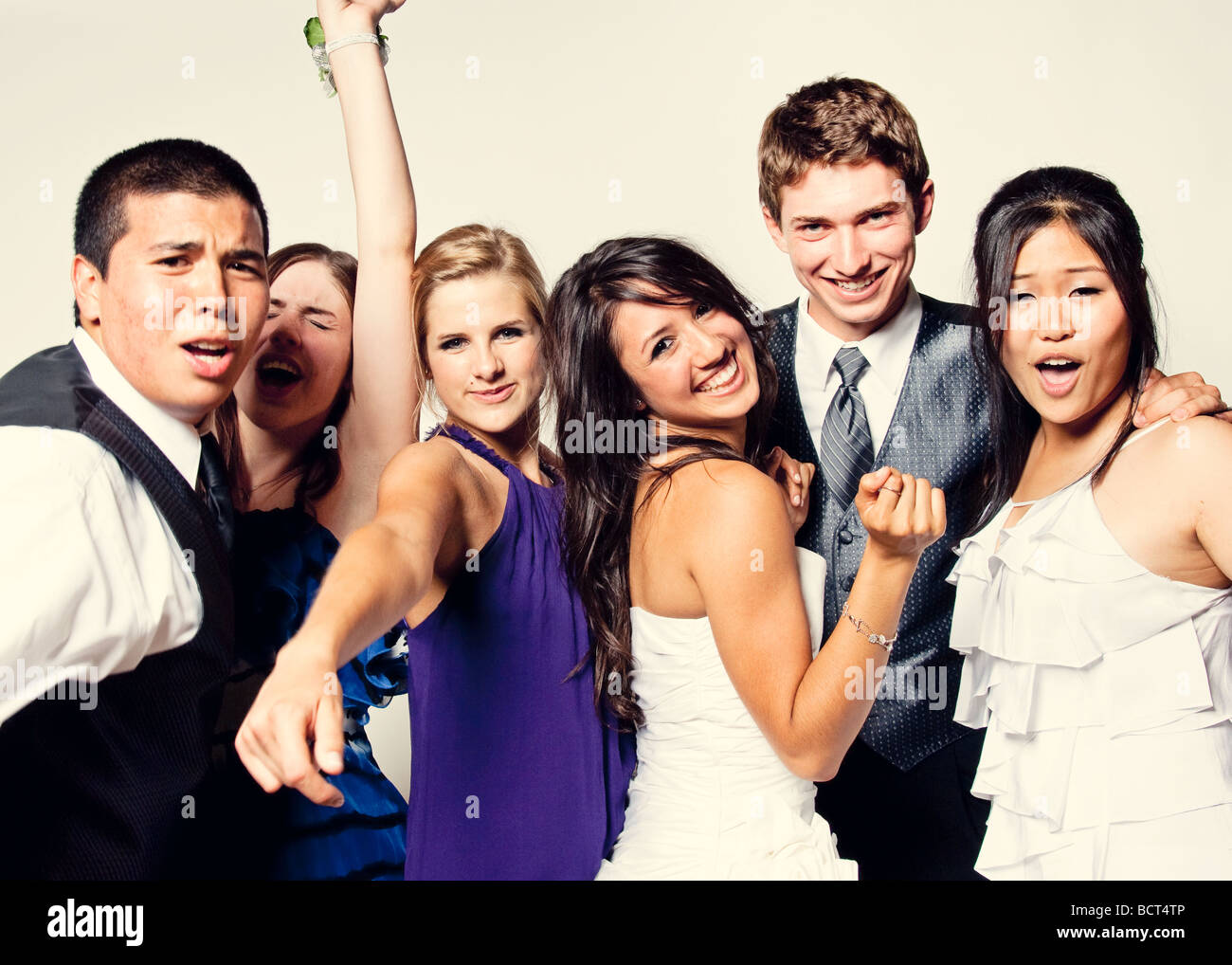 Los adolescentes bailando en prom. Foto de stock