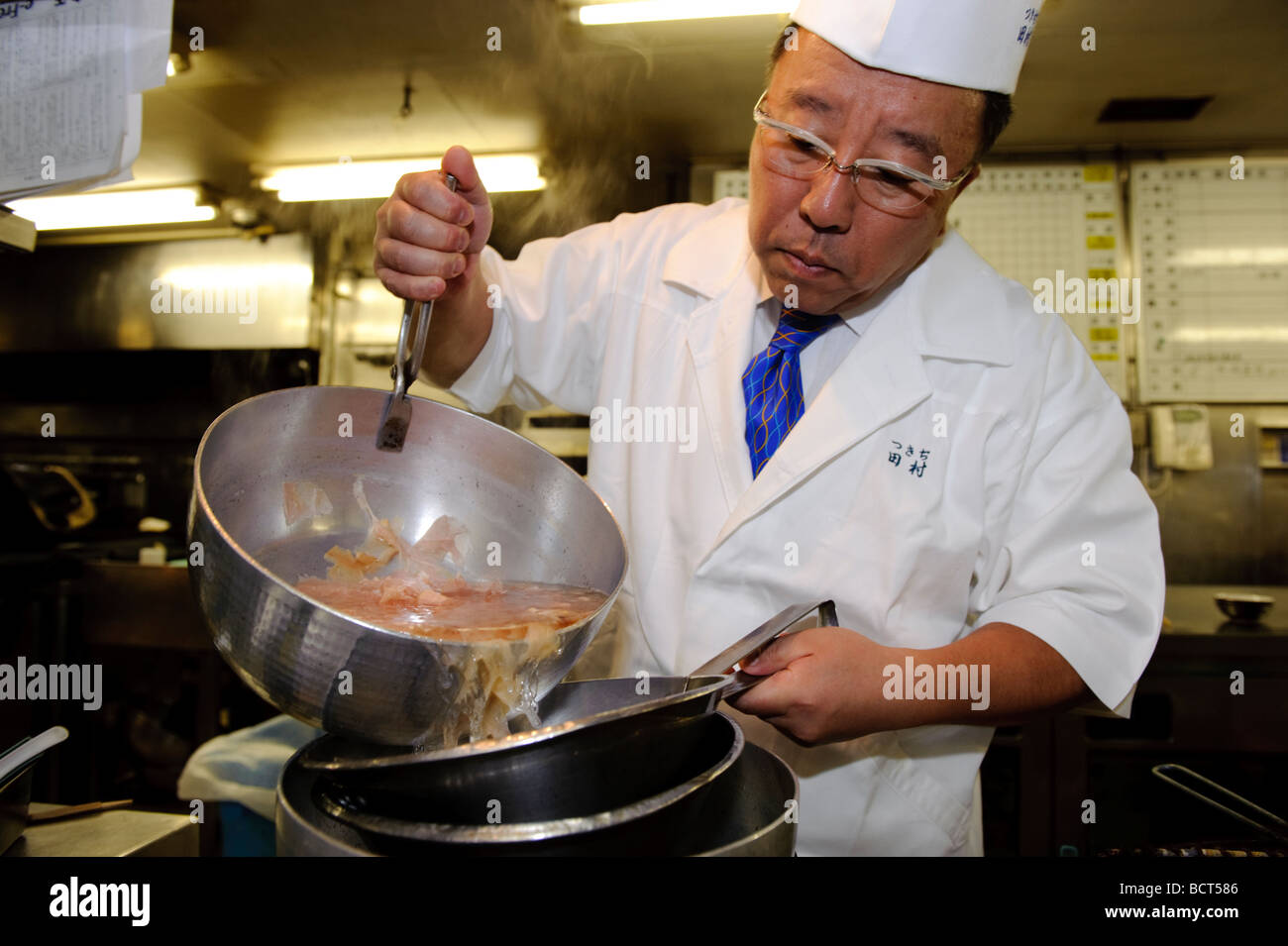 Tamura Takashi, propietario del restaurante japonés Tamura Tsukiji, preparar dashi: utilizando katsuobushi, Tokio, Japón, 17 de julio de 2009. Foto de stock